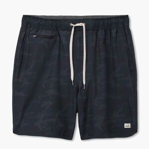 Vuori black camo 7” inseam banks short sz L